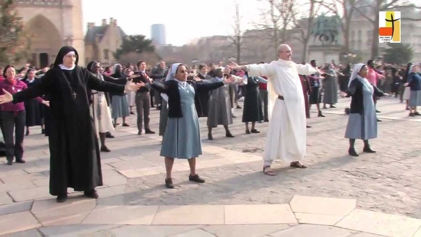 Brother Sister act 600 jeunes religieux, ses dans une