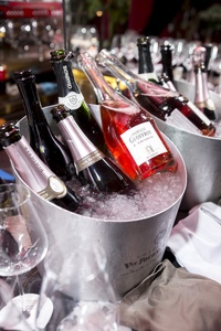 французское игристое вино. день шампанского. шампанское. красивая бутылка шампанского. игристые в бокале на дегустации.