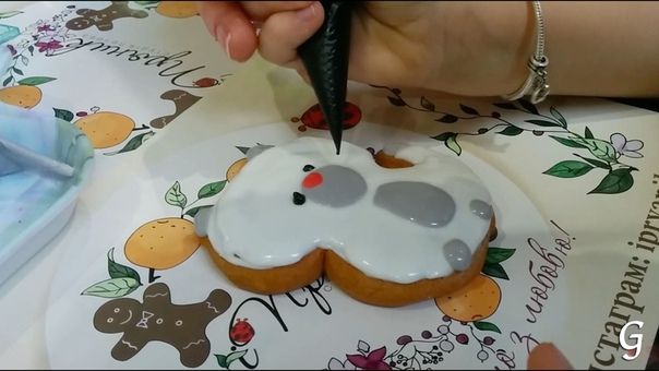 Эмма раскрашивает пряничного кота и сердце, Ginger Bread Cat and