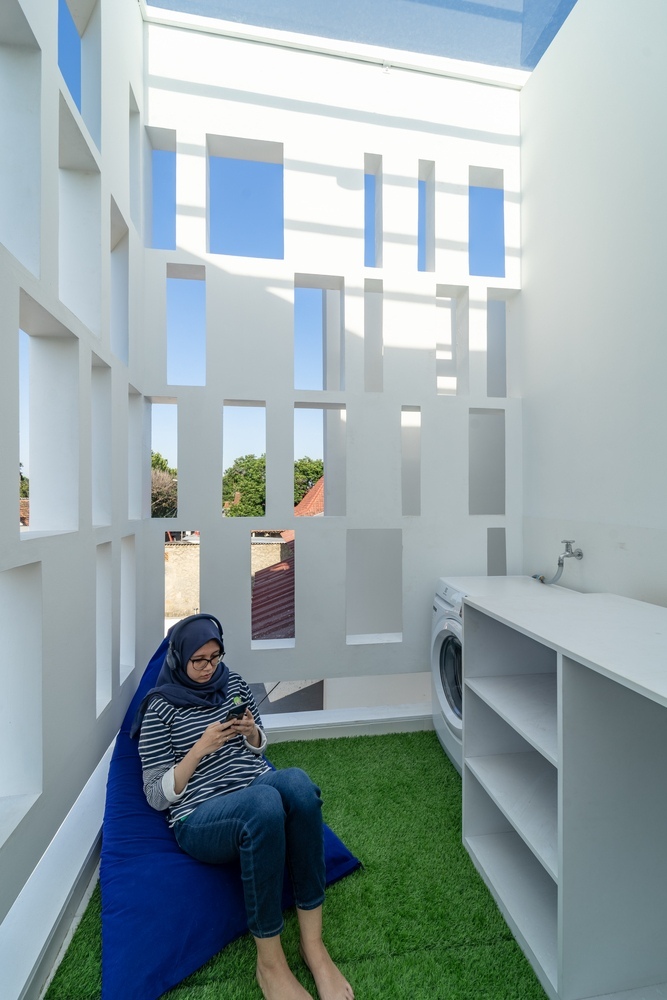 Ivory House / Ruang Raya KALA Architecture and Visual Design