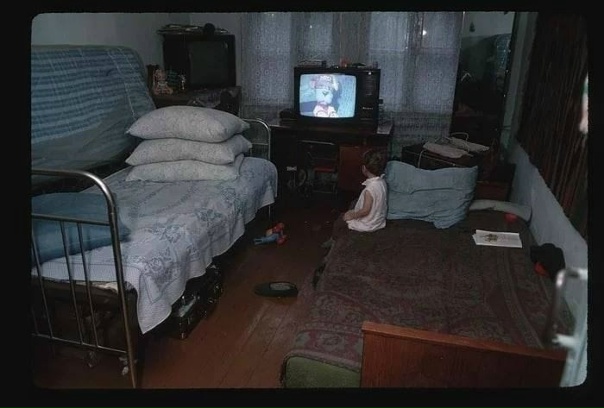 Дeвочка смотрит передачу «Спокойной ночи малыши». Hoвокузнецк, 1991 гoд.