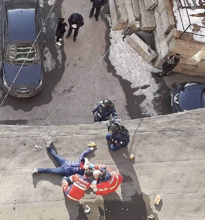 Девушка выпала из окна фото Девушка выпала из окна фото