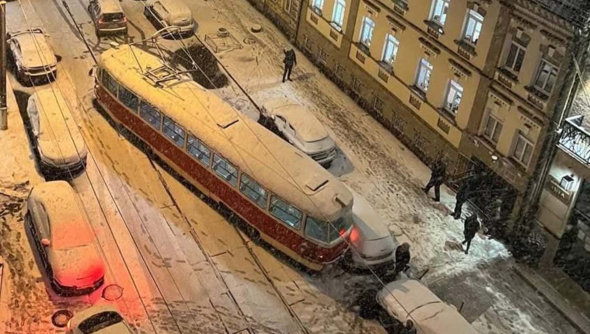 В Киеве на Подоле трамвай сошел с рельс , задев припаркованное авто: образовалась пробка Это картинка