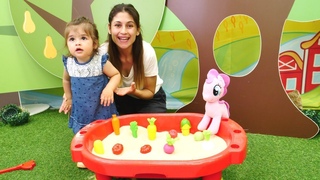 ocuk videosu. Aye Defne ile tarlaya sebze ekip Pony'e yemek piiriyor! Kz oyunlar